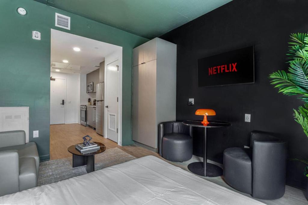 Posezení v ubytování Cozy Ybor Studio Free Pool Near DT