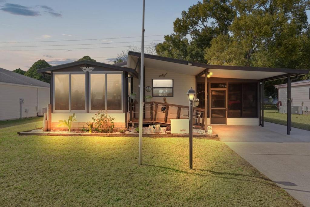 Κήπος έξω από το Golden Sun Getaway - Comfort Near the Pool