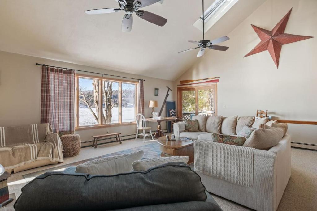 Χώρος καθιστικού στο Scenic LAKEFRONT 5BR with Dock Kayaks and Firepit