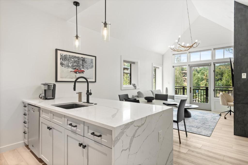 Kuchyň nebo kuchyňský kout v ubytování Skyline Loft The Boutique At Capitol Peak