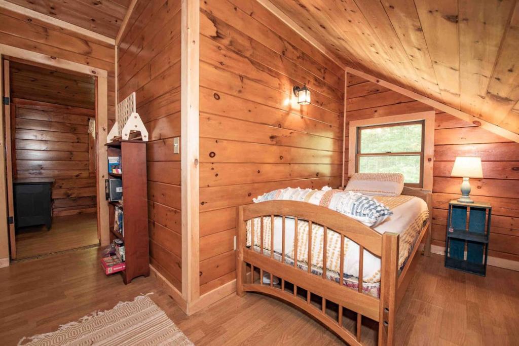 Voodi või voodid majutusasutuse Rustic 3BR Cabin OFF-GRID Cabin toas