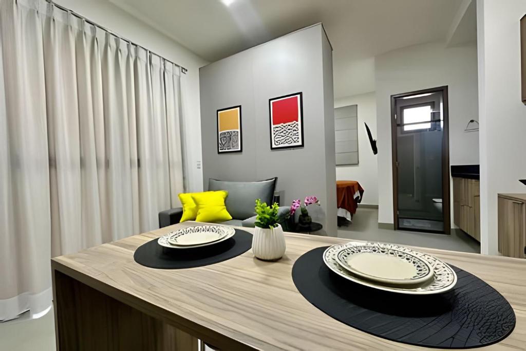 una mesa de comedor con dos platos encima en Studio Encanto no Santa Maria., en Uberlândia