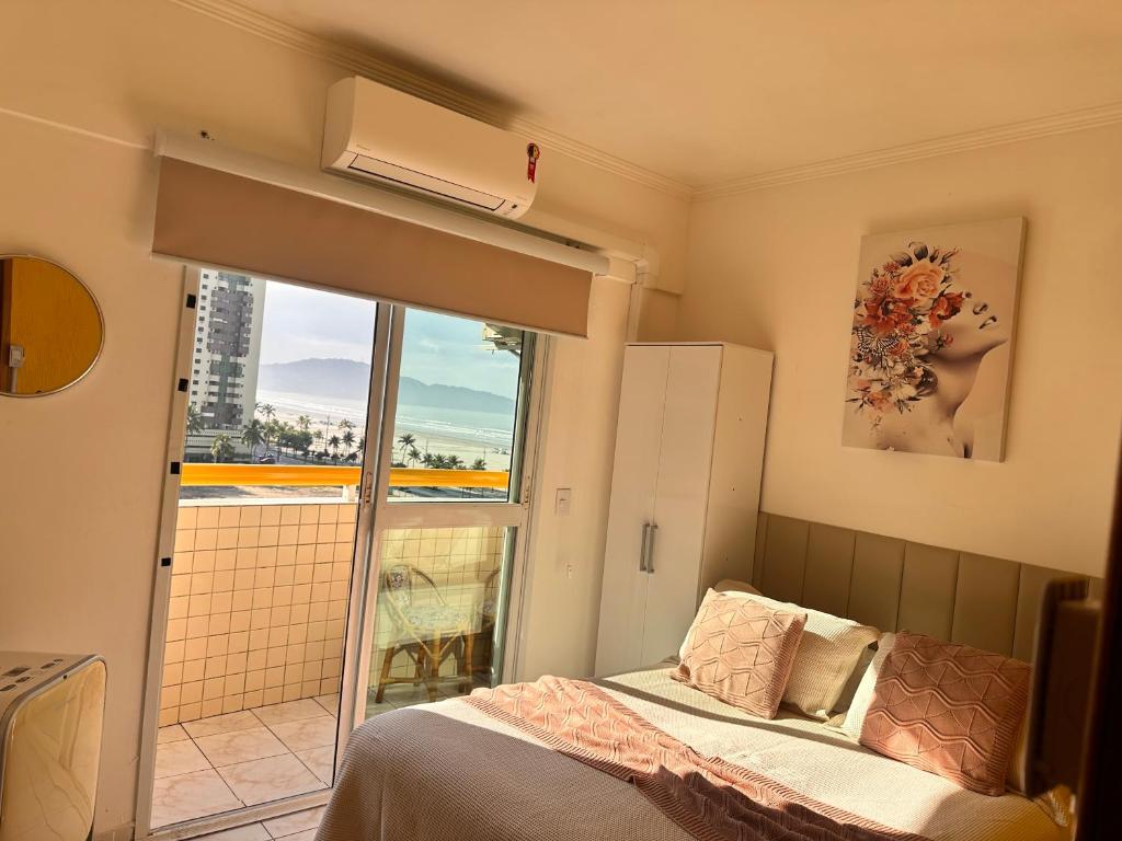 En eller flere senge i et værelse på Apto Vista Mar 50m da Praia com estacionamento - O Cantinho da Sol