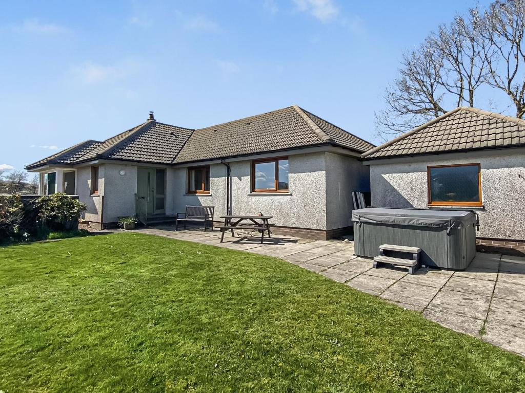 una casa con césped delante en Lapwing Rise, en Banavie