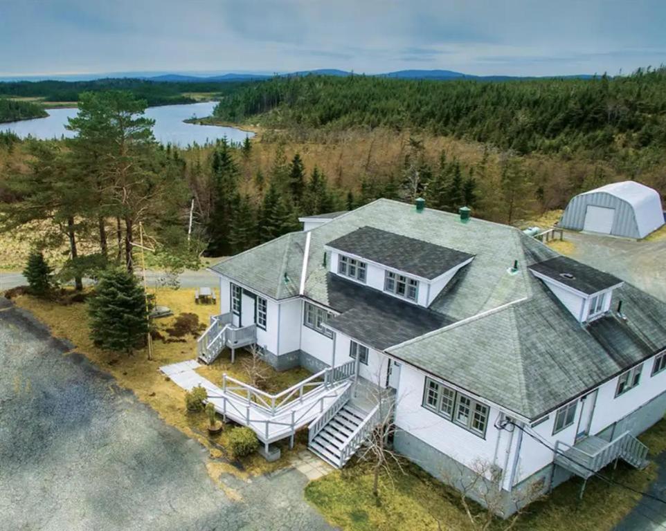 een luchtfoto van een groot wit huis bij Markland Cottage Winery in Whitbourne