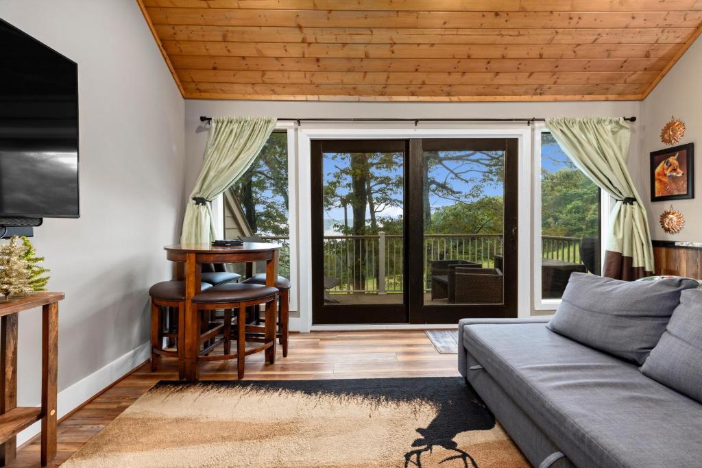 ein Wohnzimmer mit einer Couch und einer Glasschiebetür in der Unterkunft Eagles Court 42 With Wintergreen Advantage in Roseland