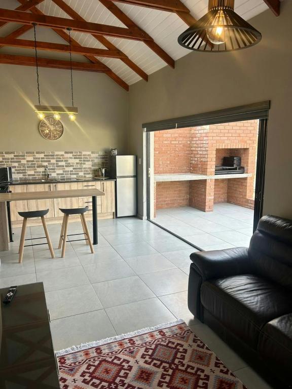 Η κουζίνα ή μικρή κουζίνα στο Yadah Luxury Self Catering
