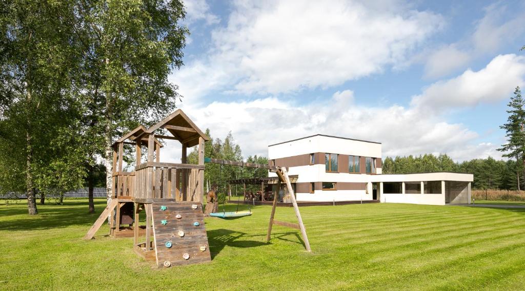 パルヌにあるPrivate holiday home near Pärnu and Lottemaaの家庭遊び場