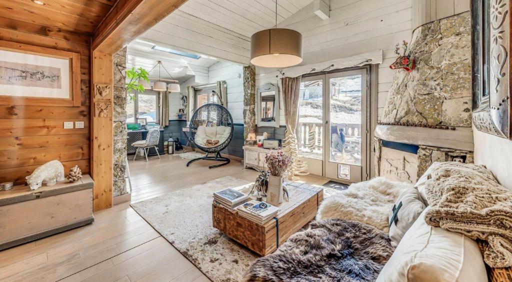 ティーニュにあるChalet Ancolie - Chalets pour 8 Personnes MAE-4993のソファとテーブルのあるリビングルーム