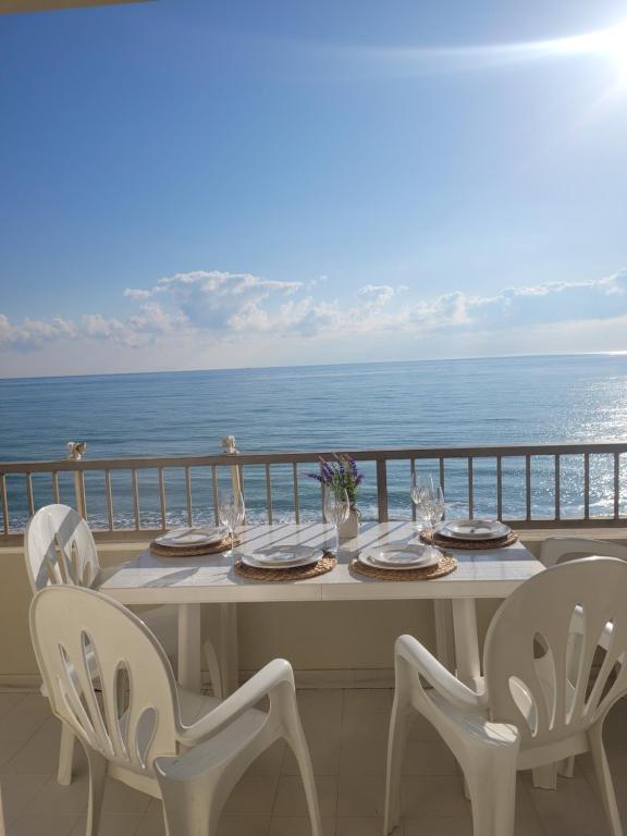 Una mesa en un balcón con vista al mar. en La Dolce Vita Apartment, en Marina di Strongoli