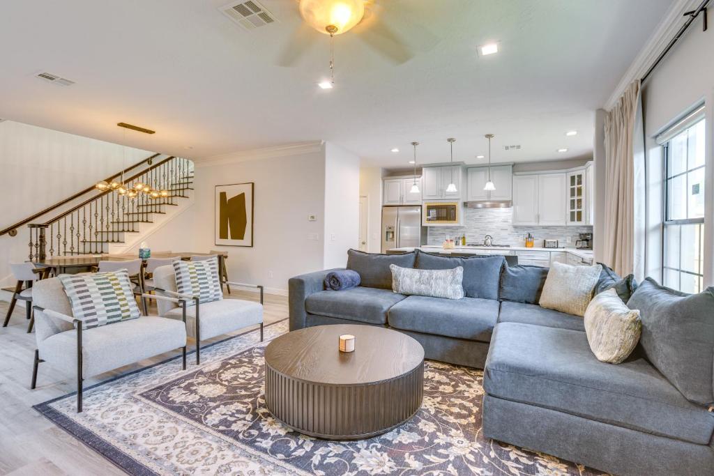 Una sala de estar con un sofá azul y una mesa. en Pet-Friendly Duplex Unit in Southwest Houston, en Houston