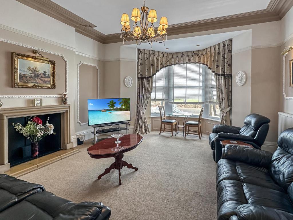 TV a/nebo společenská místnost v ubytování Granada Apartments Burbage