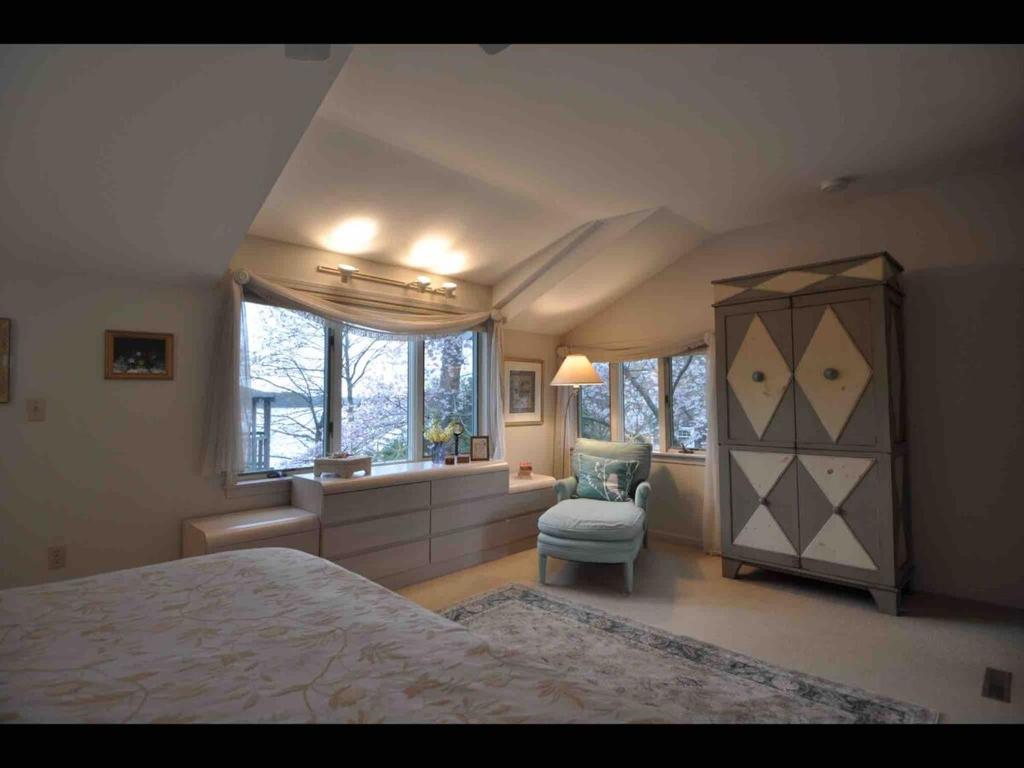 Ένα ή περισσότερα κρεβάτια σε δωμάτιο στο Lovely Waterfront Suite, New Hampshire Seacoast