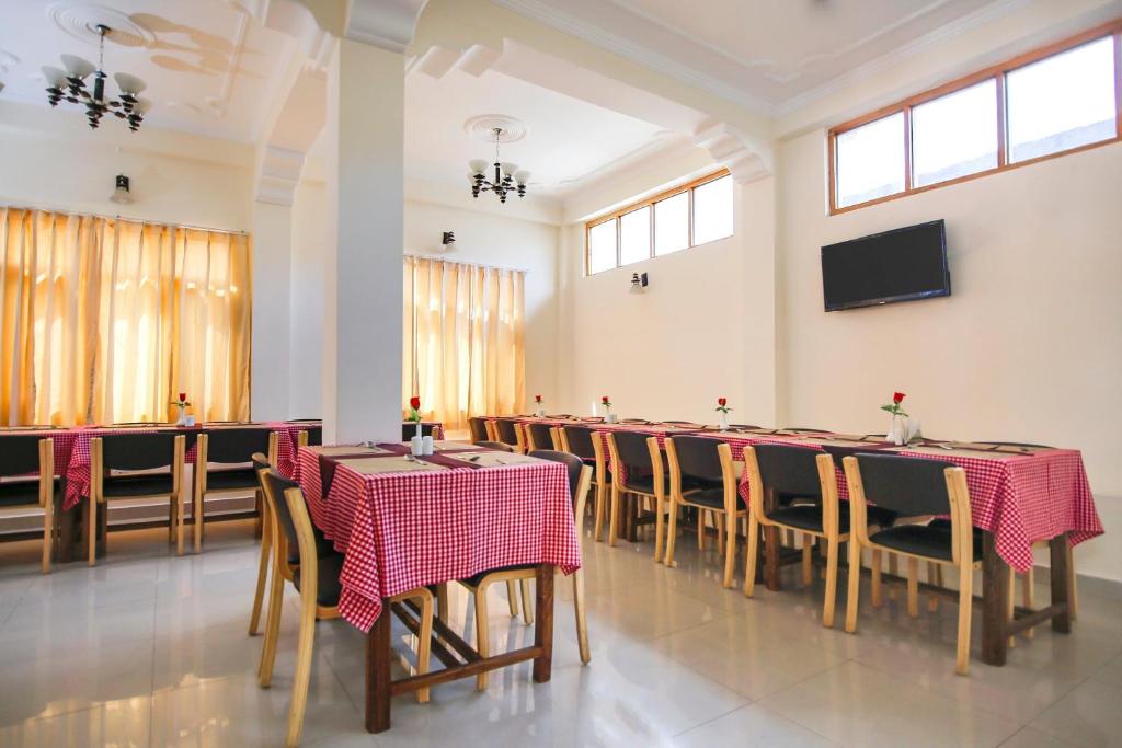 Μια τηλεόραση ή/και κέντρο ψυχαγωγίας στο Hotel O Dimbir Regency