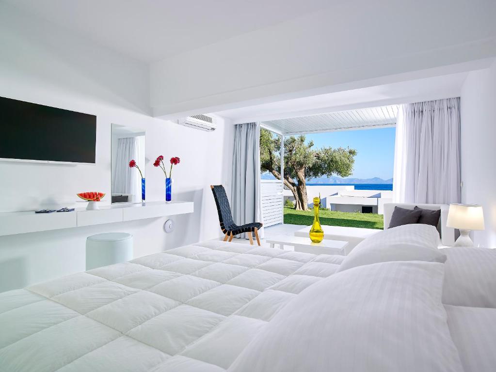 Кровать или кровати в номере Dimitra Beach Hotel & Suites