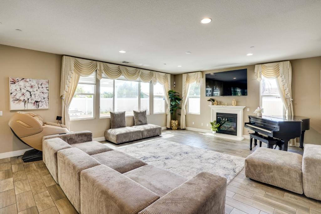 ein Wohnzimmer mit einer Couch und einem Klavier in der Unterkunft 3 Mi to Disneyland Home with Hot Tub and Game Room in Anaheim