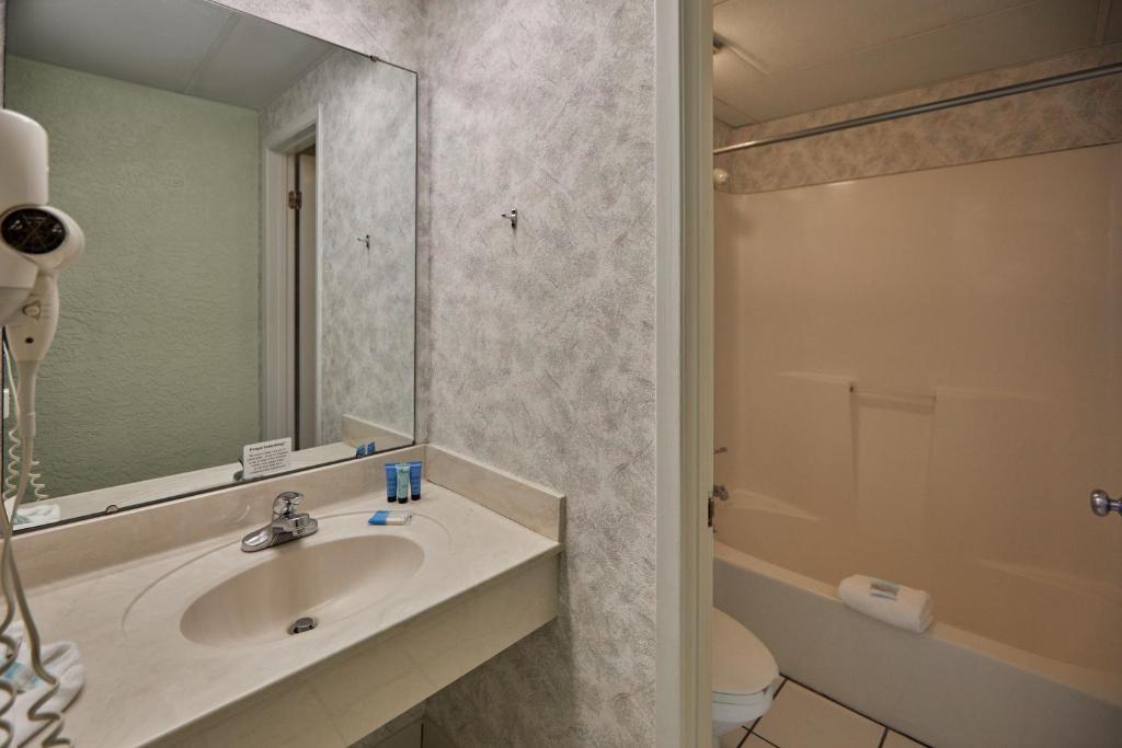 Palmetto Beachfront Hotel, a By The Sea Resort photo