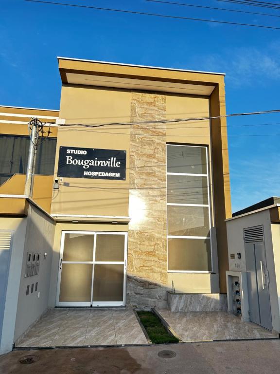 een gebouw met een uithangbord aan de zijkant bij Studio Bougainville Apart in Conceição do Mato Dentro