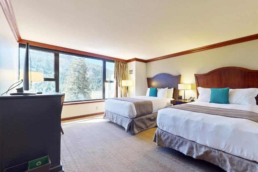 pokój hotelowy z 2 łóżkami i dużym oknem w obiekcie Everline Resort & Spa 630 w mieście Olympic Valley