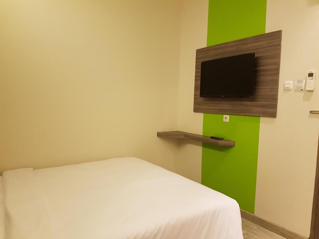 TV a/nebo společenská místnost v ubytování Bold Hotel Jakarta