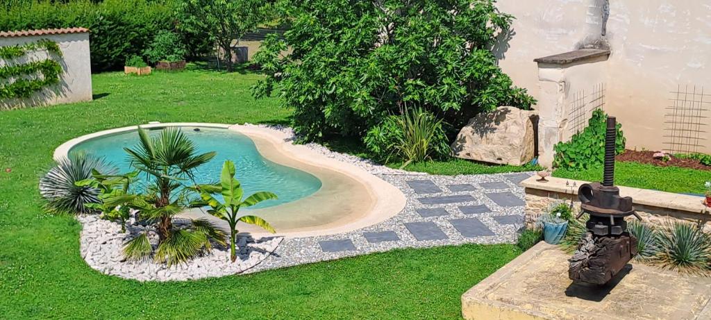 una pequeña piscina en medio de un patio en La Belle Bourguignonne, en Crêches-sur-Saône