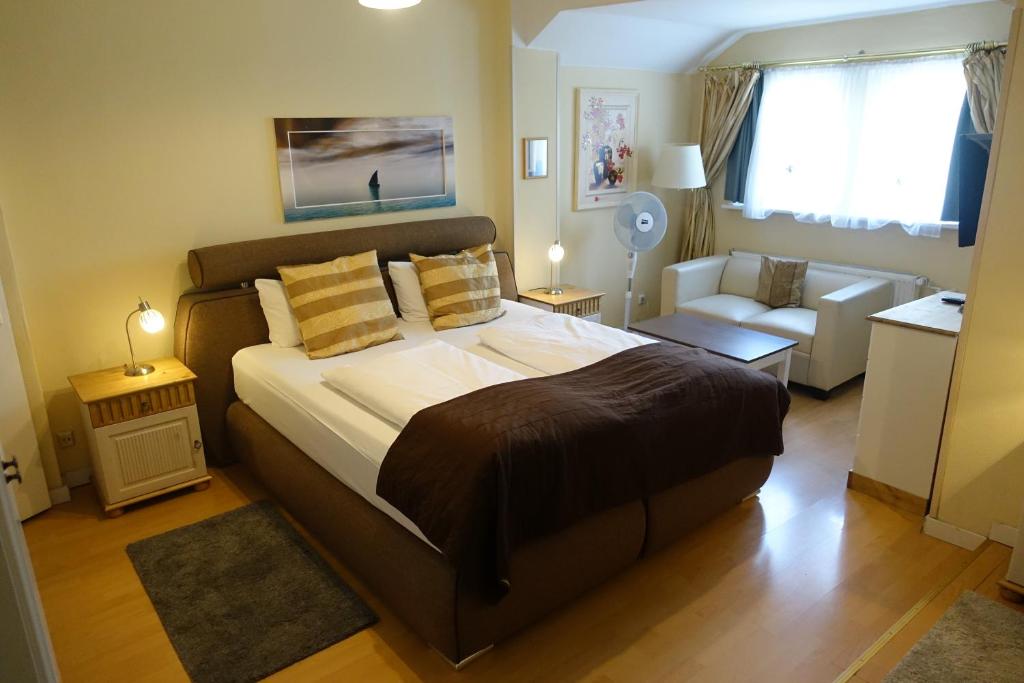 Postel nebo postele na pokoji v ubytování Hotel Villa Konstanz