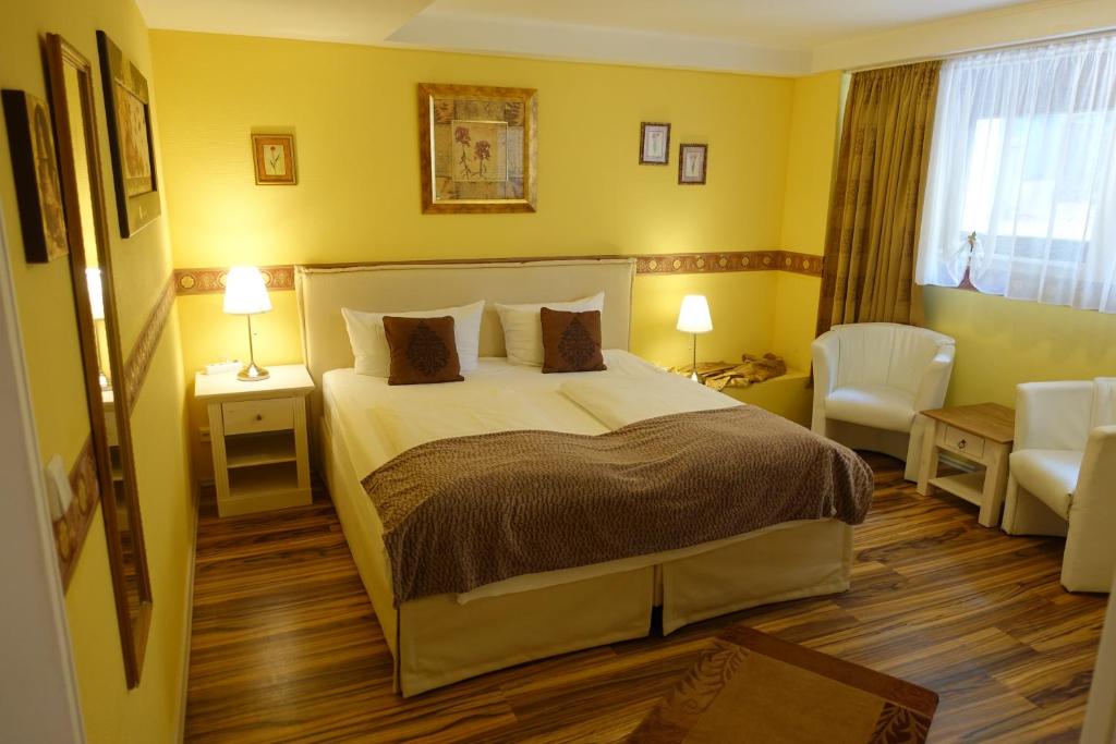 Postel nebo postele na pokoji v ubytování Hotel Villa Konstanz