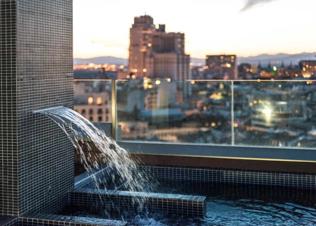 una fuente de agua al lado de un edificio en SmartRental Collection Centric II, en Madrid