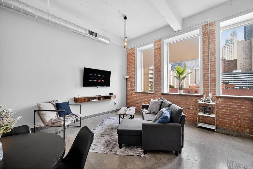 una sala de estar con un sofá y una mesa en Stunning Downtown Apartment with Pool, Laundry, Parking, en Dallas