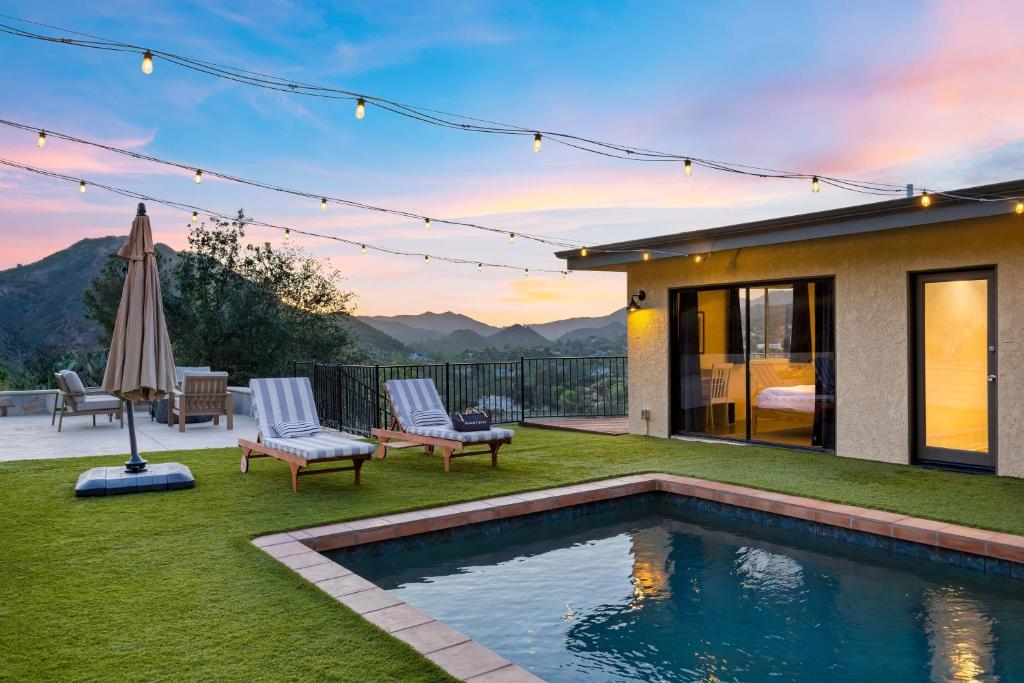 Πισίνα στο ή κοντά στο Designer Malibu Retreat w Private Pool Dual Firepits and A Panoramic Views