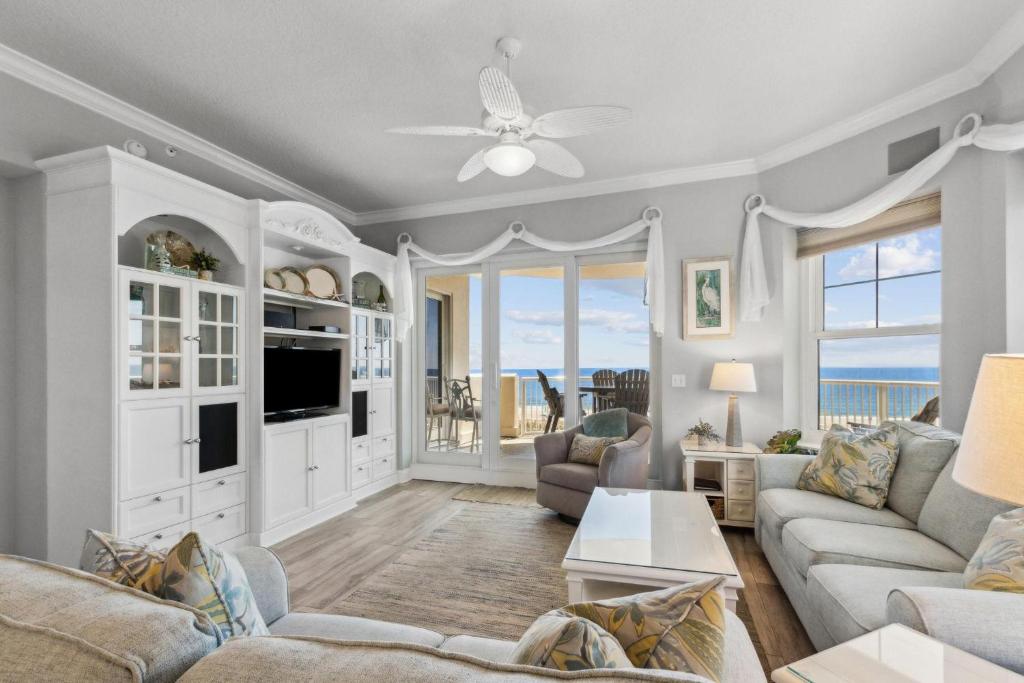 un soggiorno con vista sull'oceano di 60 Ocean Place a Fernandina Beach