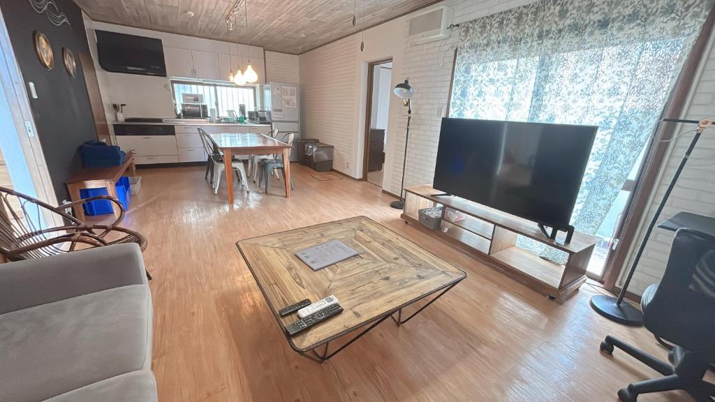 Μια τηλεόραση ή/και κέντρο ψυχαγωγίας στο Condominium Palace Resort Chatan Ocean View