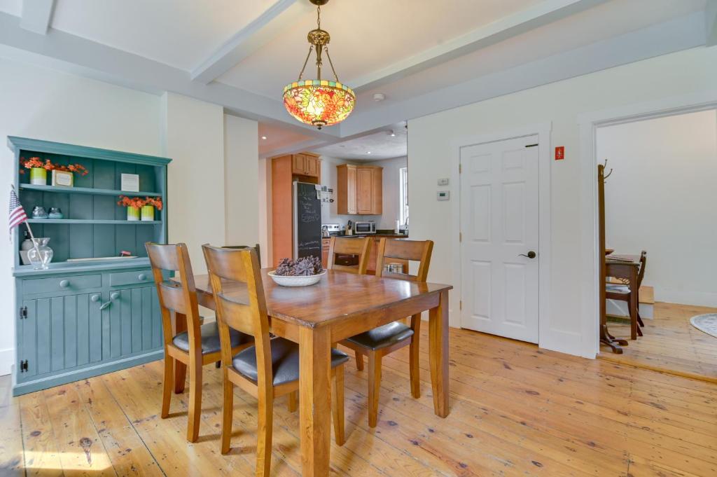 Køkken eller tekøkken på 7 Mi to Cranmore Ski Resort! Family Escape with Yard