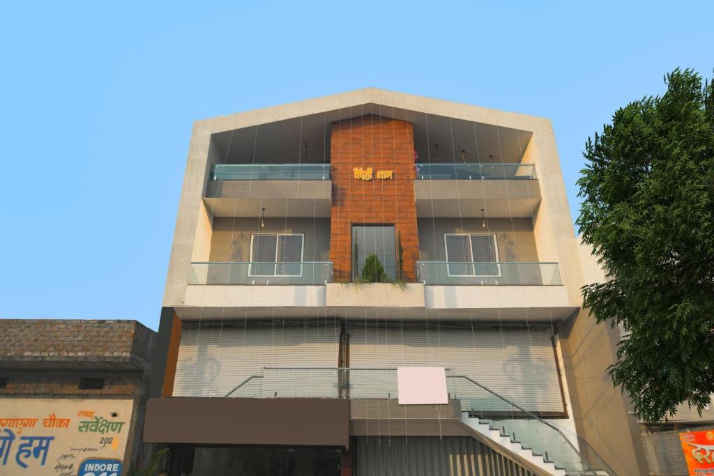 um edifício alto com um tijolo vermelho em Hotel O Rudraksh em Indore