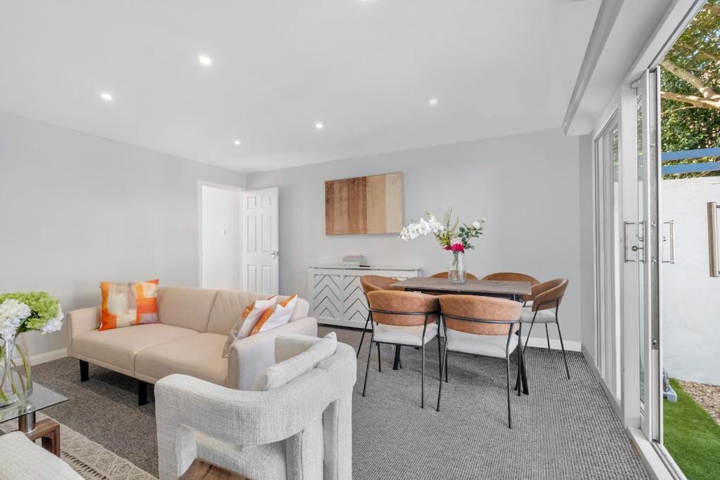 una sala de estar con un sofá y una mesa en House Matteo- 2 Free parking, 8mins walk to Victorious, en Portsmouth