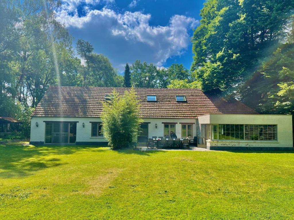 Afbeelding uit fotogalerij van Renovated farm with heated pool in Laakdal