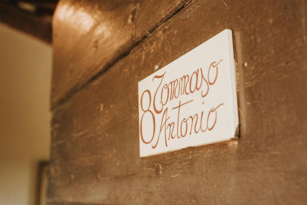 ein Schild an einer Ziegelmauer mit der Aufschrift „Weihnachtszauber“ in der Unterkunft Große Ferienwohnung in Rapale mit Terrasse, Grill und gemeinsamem Pool in Rapale