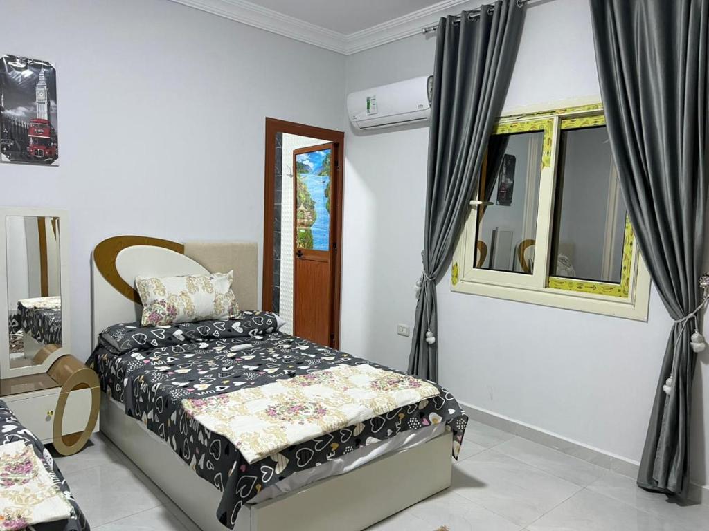 ein Schlafzimmer mit einem Bett und einem Fenster in der Unterkunft الاسكندريه كينج مريوط in King Mariout