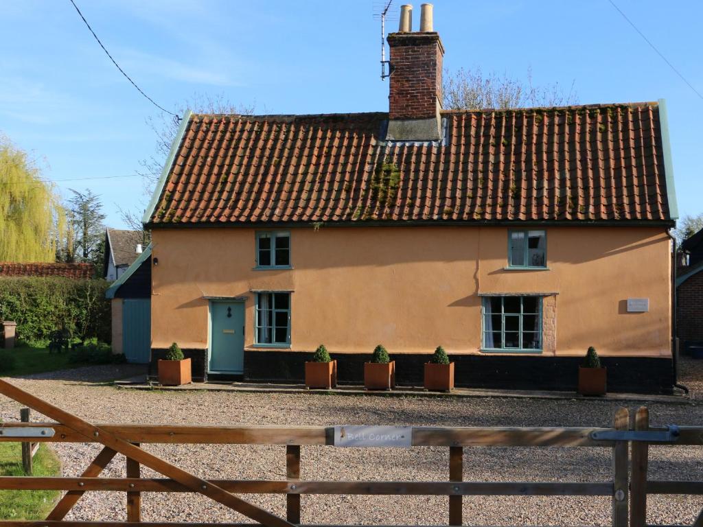 una casa con piante in vaso davanti di Bell Corner Cottage a Cratfield