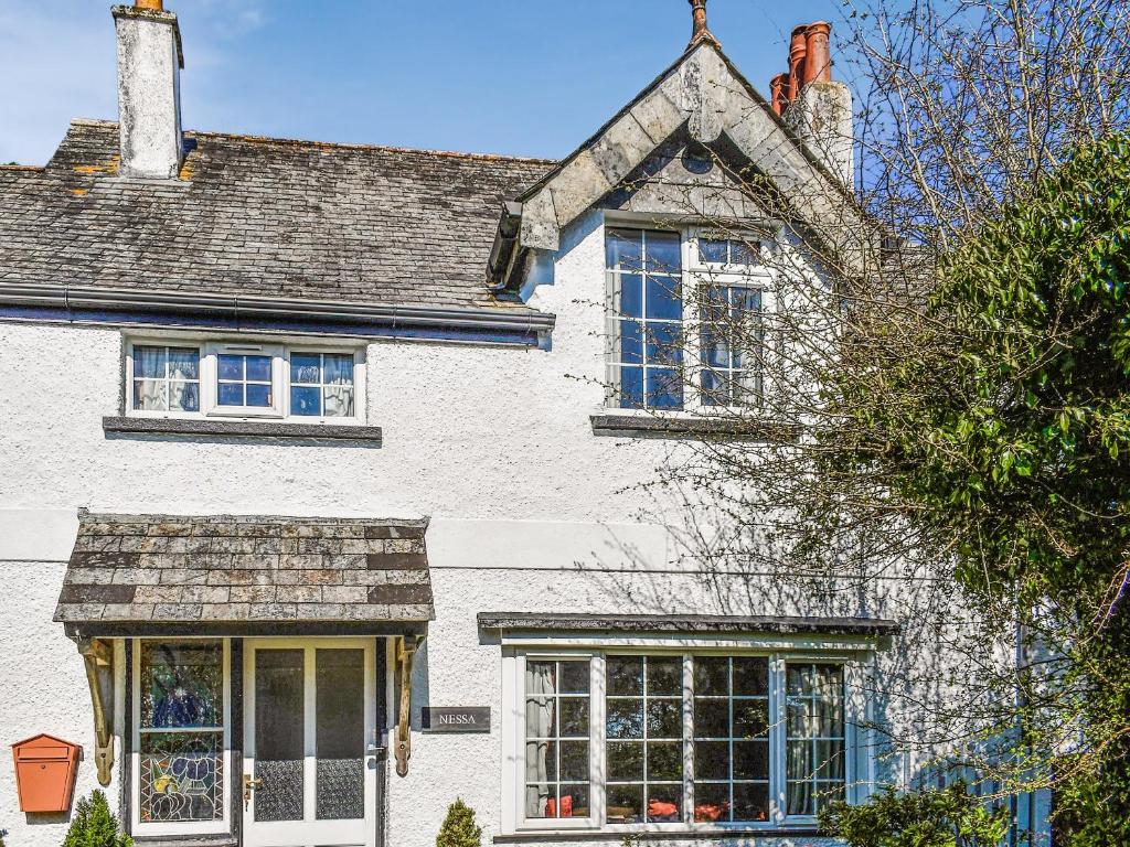 ein weißes Haus mit Fenstern und einem Dach in der Unterkunft Nessa Cottage - Uk47087 in Davidstow