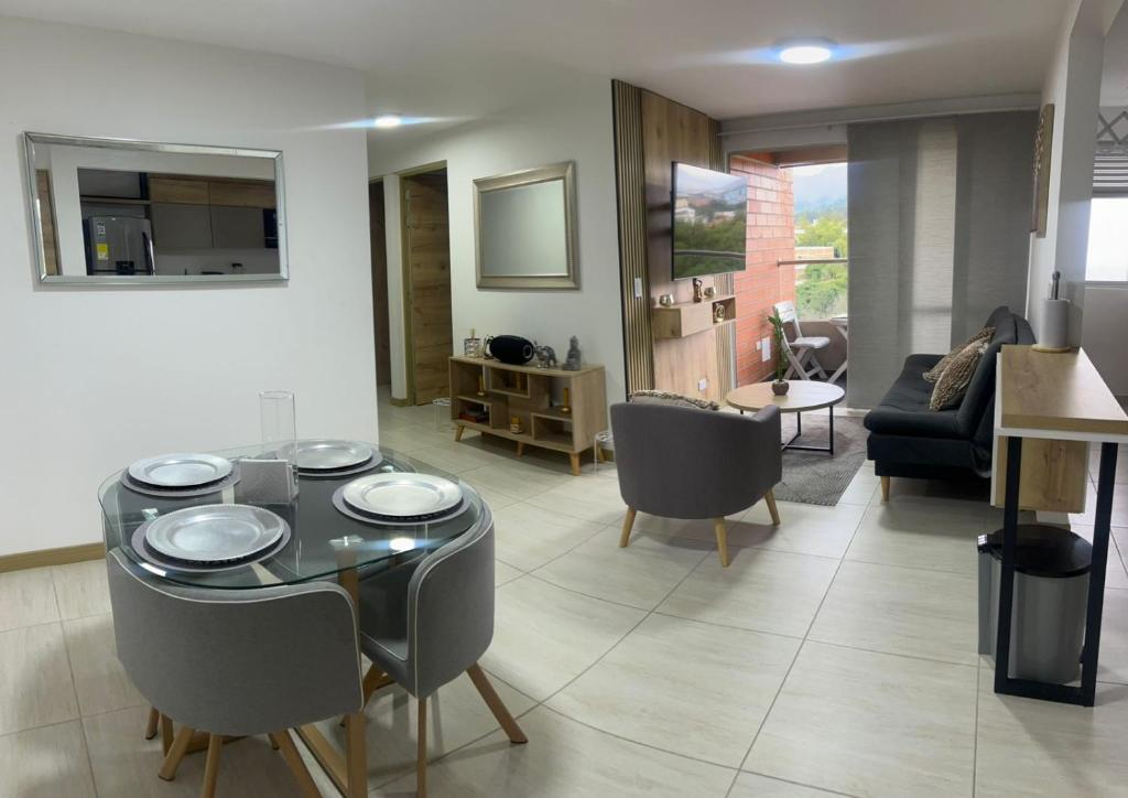 a living room with a table and chairs at San Silvestre Pereira in Pereira