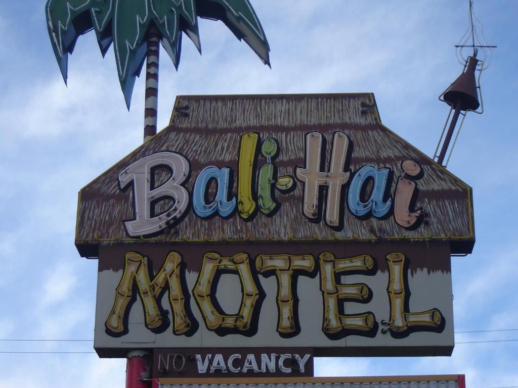 a sign for a restaurant with a no vacancy sign at Bali Hai Motel in Yakima