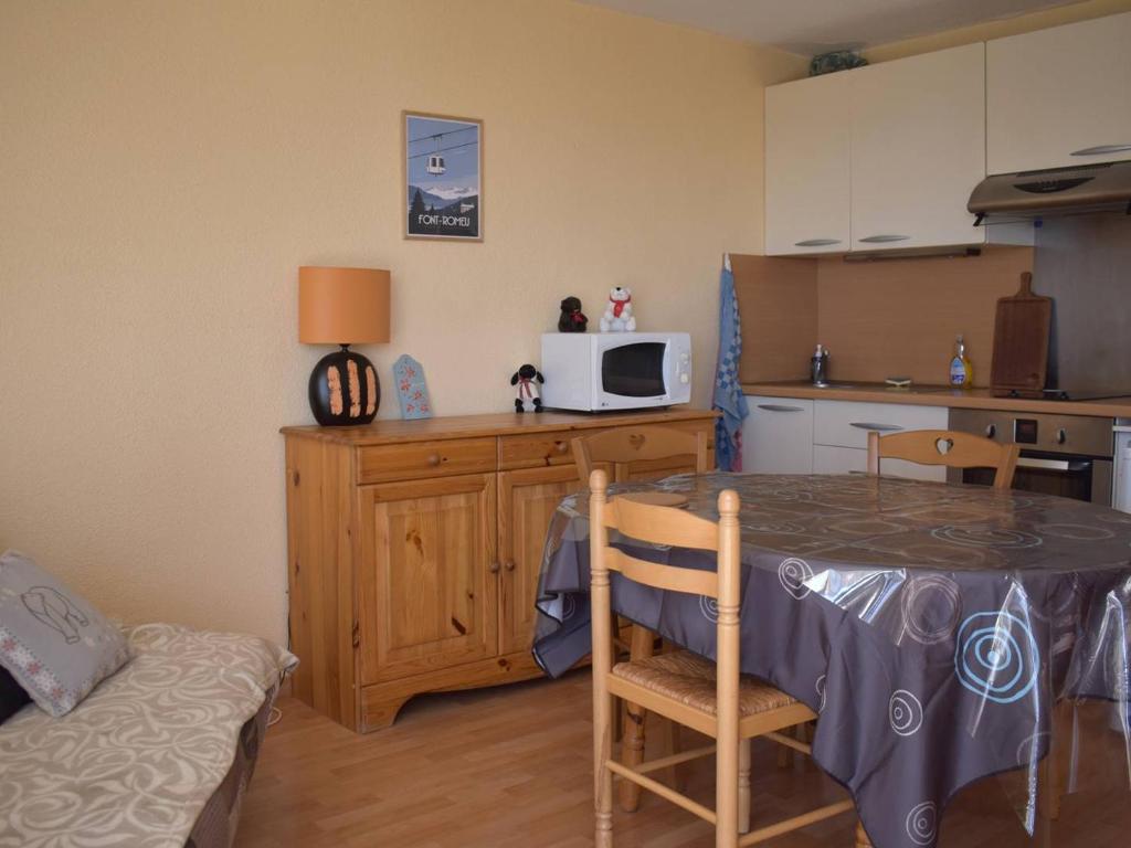 a small kitchen with a table and a microwave at Agréable T2 cabine à Font-Romeu pour 6 personnes - FR-1-580-134 in Font Romeu Odeillo Via