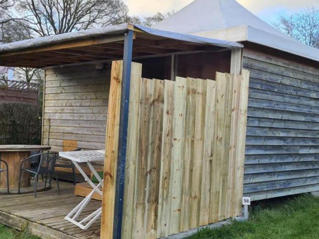 Budova, kde se kemp nachází