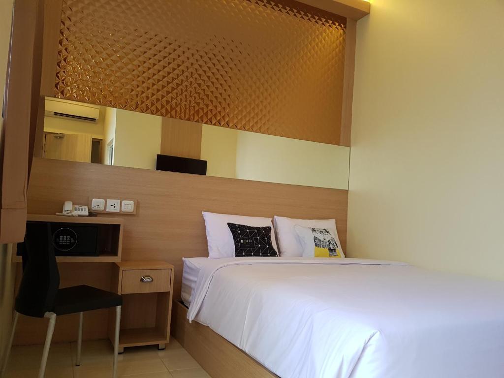 Postel nebo postele na pokoji v ubytování Bold Hotel Jakarta