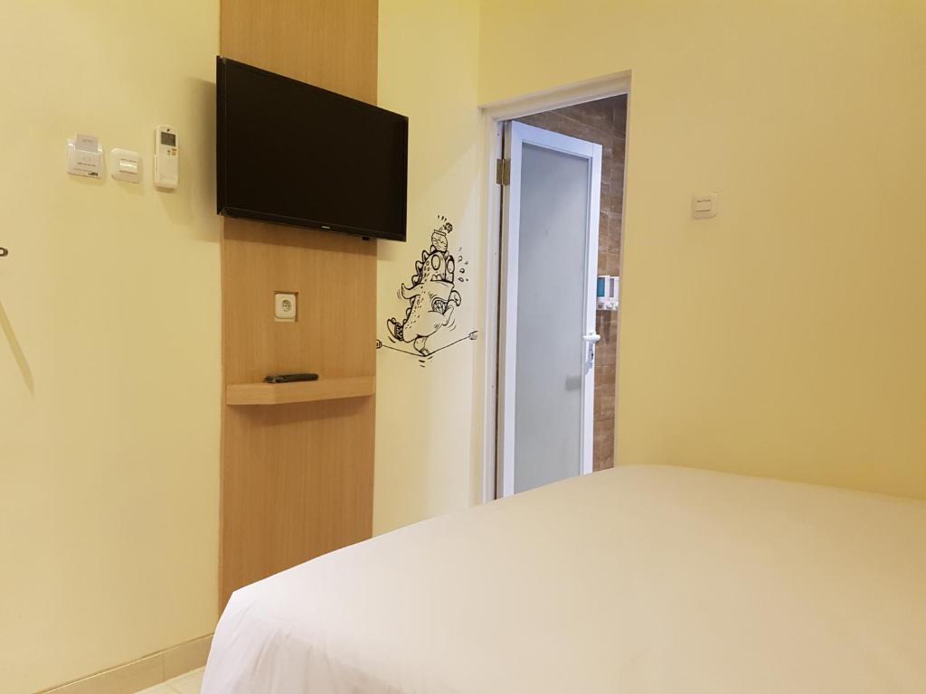 TV a/nebo společenská místnost v ubytování Bold Hotel Jakarta