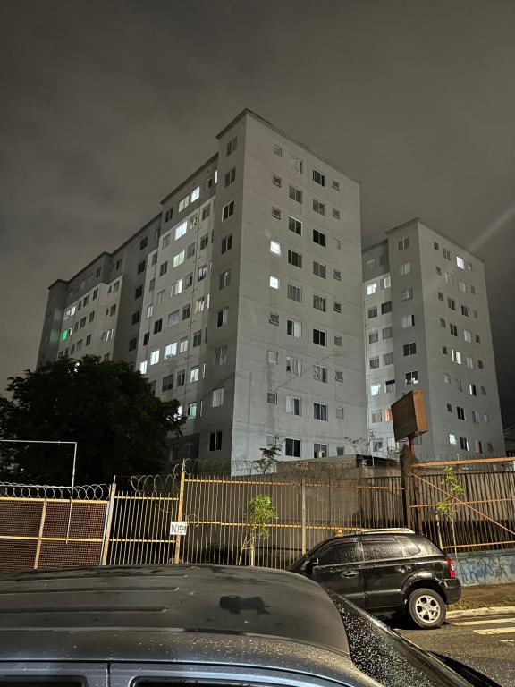 due edifici alti con auto parcheggiate in un parcheggio di Desfrutar Encanto a San Paolo