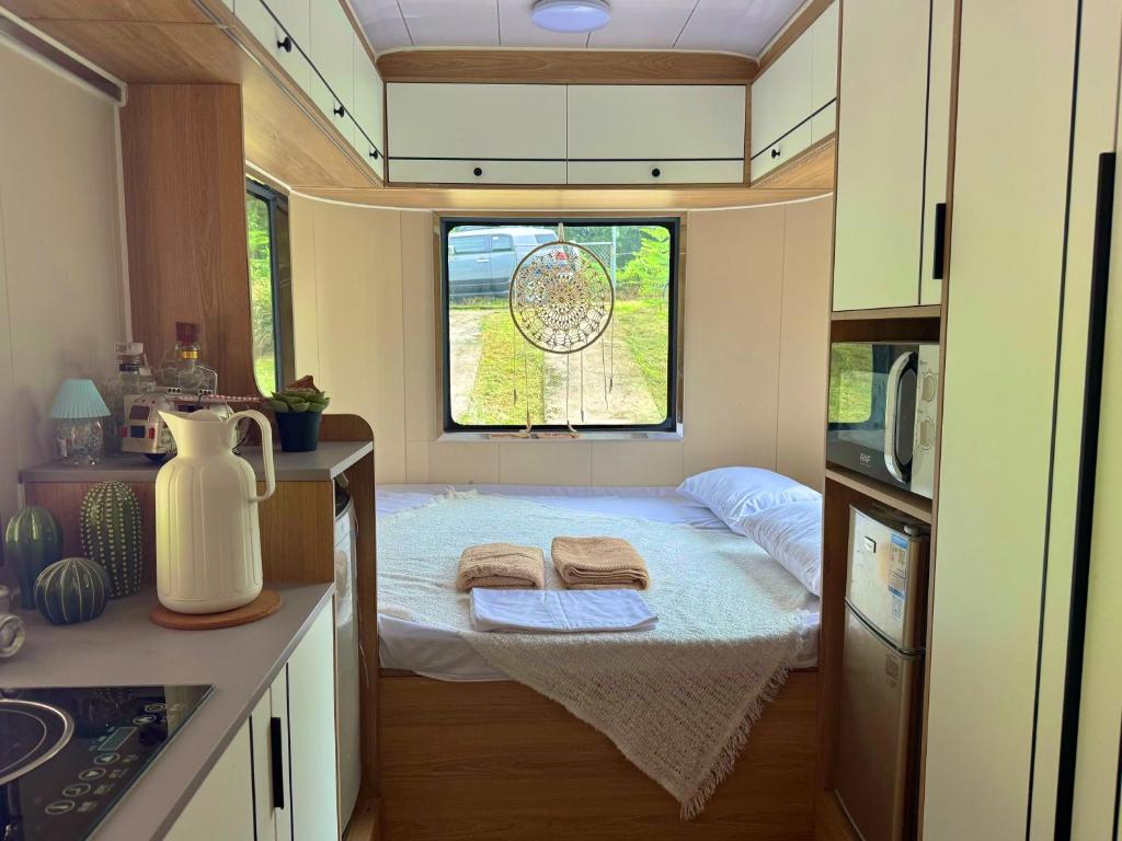 Ảnh trong thư viện ảnh của The Tin Cabin Luxury Camper ở Indang