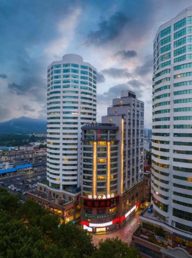 een groep hoge gebouwen in een stad bij Orange Crystal Hotel Nanjing Museum in Nanjing