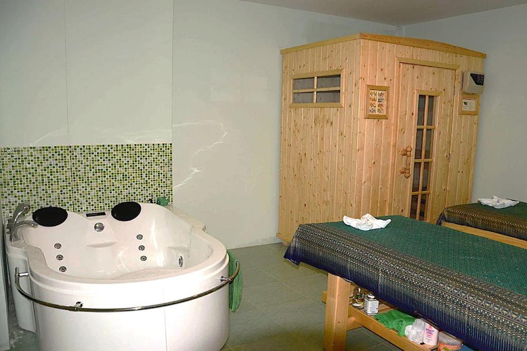 Emerald Hotel Chonburi - Resim 14